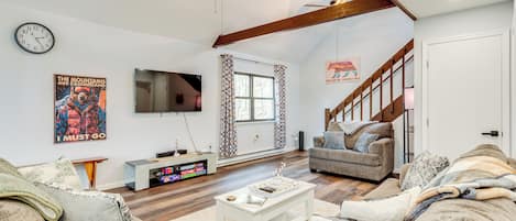 House (3 Bedrooms) | Living area | TV, video-game console, iPod dock, books