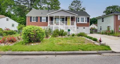 5 Mi to Dtwn: Pet-friendly Gem w/ Yard in Hampton