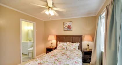 5 Mi to Dtwn: Pet-friendly Gem w/ Yard in Hampton