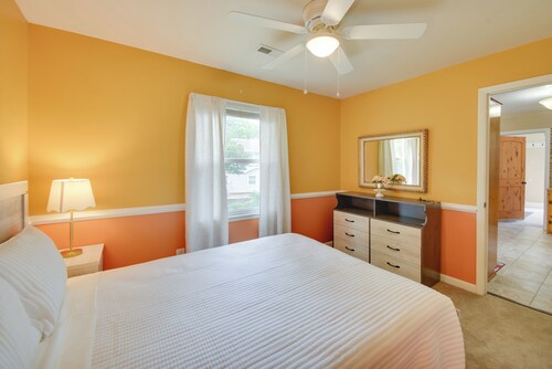 5 Mi to Dtwn: Pet-friendly Gem w/ Yard in Hampton