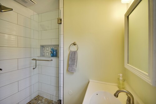 5 Mi to Dtwn: Pet-friendly Gem w/ Yard in Hampton
