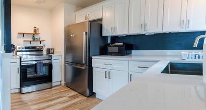 3 Mi to Emerald Downs: Pet-friendly Home