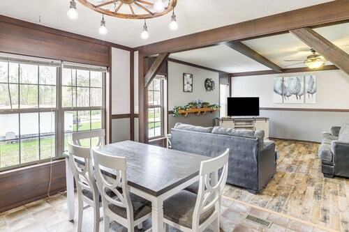 Scenic Hideaway in Sevierville: Hot Tub + Fire Pit