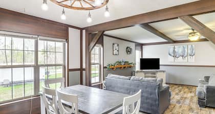 Scenic Hideaway in Sevierville: Hot Tub + Fire Pit