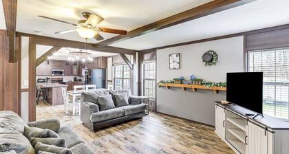 Hot Tub & Fire Pit: Getaway in Sevierville!