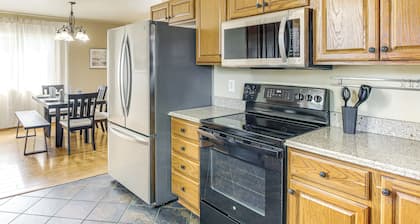 1 Block to Dtwn Oskaloosa: Family Home w/ Deck!