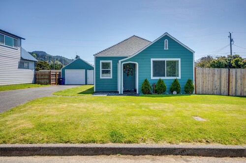 Walk to Gold Beach: Charming Cottage w/ Yard!