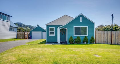 Walk to Gold Beach: Charming Cottage w/ Yard!