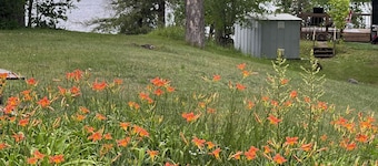 Ultimate Lake Escape: 3-Bed Family Cottage with Bunks, Sleeps 8!