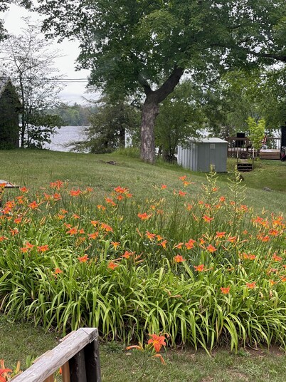 Ultimate Lake Escape: 3-Bed Family Cottage with Bunks, Sleeps 8!