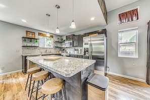 Interior - Hot Tub & Mtn Views: Home Near Hiking in Ruidoso! (Ruidoso)