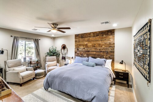 4 Mi to Lake: Show Low Home w/ Hot Tub