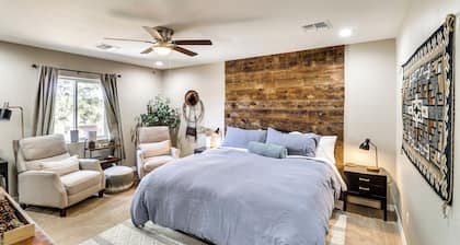 4 Mi to Lake: Show Low Home w/ Hot Tub