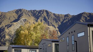 Een modern gebouw met een berg op de achtergrond.