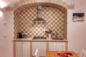 Een microgolfoven, een kookplaat