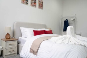 1 habitación, tabla de planchar con plancha, wifi gratis y ropa de cama