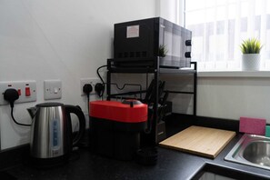 Microondas, horno, placa de cocina