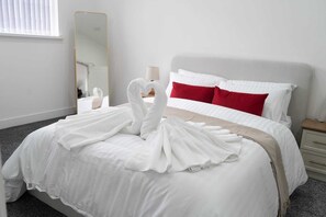 1 slaapkamer, een strijkplank/strijkijzer, gratis wifi, beddengoed