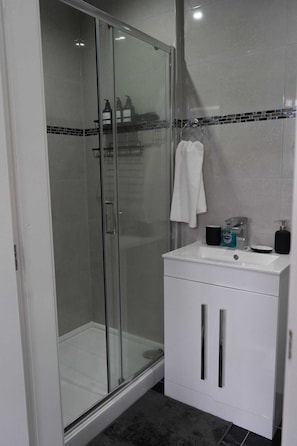 Dusche, Haartrockner, Handtücher, Seife