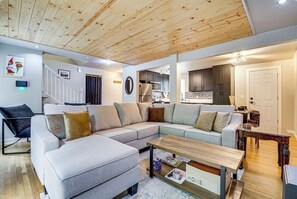 Smart-TV, bøker og stereoanlegg