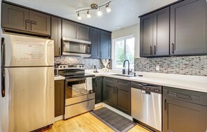 雪櫃、微波爐、焗爐、爐具