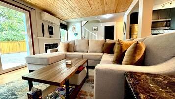 Smart-TV, bøker og stereoanlegg