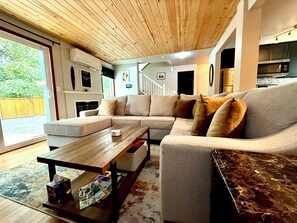 Smart-TV, bøker og stereoanlegg