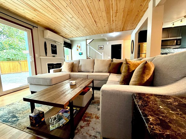 Smart TV, books, stereo