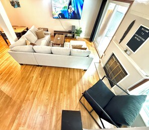 Smart-tv, boeken en een stereo