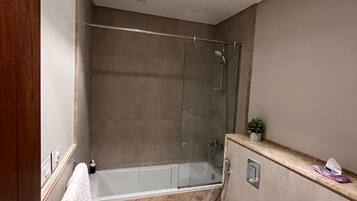 Departamento de lujo, balcón, vista al lago | Baño