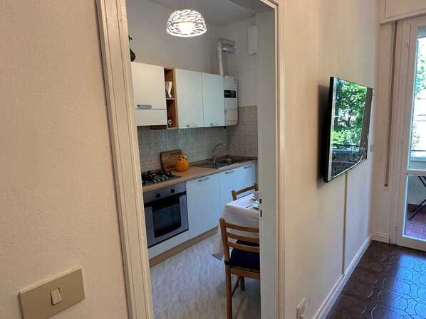 Frigorífico, horno, placa de cocina y cafetera o tetera