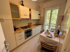 Kylskåp, ugn, spishäll och kaffe- och tebryggare