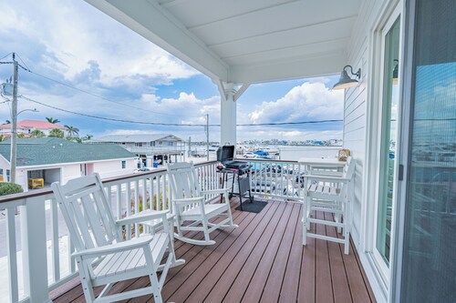 🌊Gorgeous Harbor Views | Private Elevator | Premier Island Escape🌊
