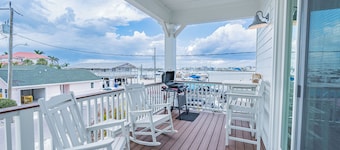 🌊Gorgeous Harbor Views | Private Elevator | Premier Island Escape🌊