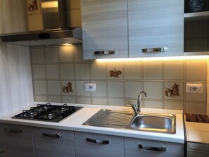 Køleskab, mikrobølgeovn, ovn, kogeplade