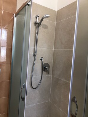 Shower, hair dryer, bidet, towels - Gian House - centro città (Rimini)
