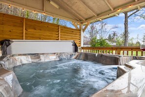 Bañera de hidromasaje al aire libre