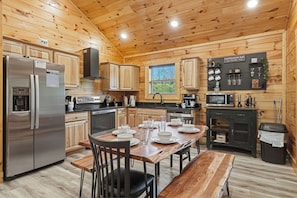 Coffee/tea maker, fridge, microwave, oven - The Ultimate Comfort Getaway (Sevierville)
