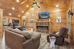 Smart TV, fireplace, DVD player - The Ultimate Comfort Getaway (Sevierville)