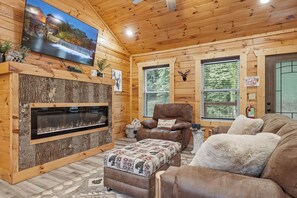 Smart TV, fireplace, DVD player - The Ultimate Comfort Getaway (Sevierville)