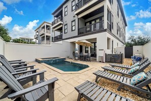 Lämmitetty uima-allas