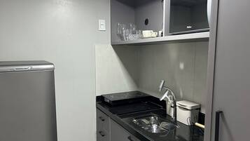 Comfort Studio, 1 Queen Bed, Air conditioning, Beachside | Private kitchen | Fridge, microwave, cookware/dishes/utensils, dining tables