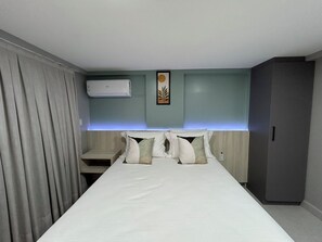 Estudio Confort, 1 cama Queen size, aire acondicionado, junto a la playa | Ropa de cama hipoalergénica y espacio para trabajar con laptop 