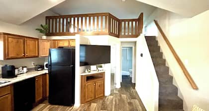 Cozy Tiny Home Cabin by Hot Springs, Zip Line, Golf!