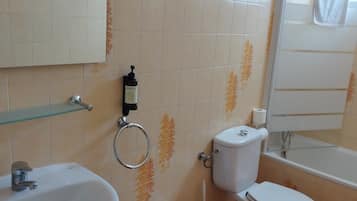 Een bad, zeep, shampoo, toiletpapier