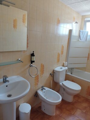 Een bad, zeep, shampoo, toiletpapier