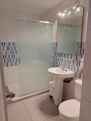 Baignoire, savon, shampooing, papier de toilette