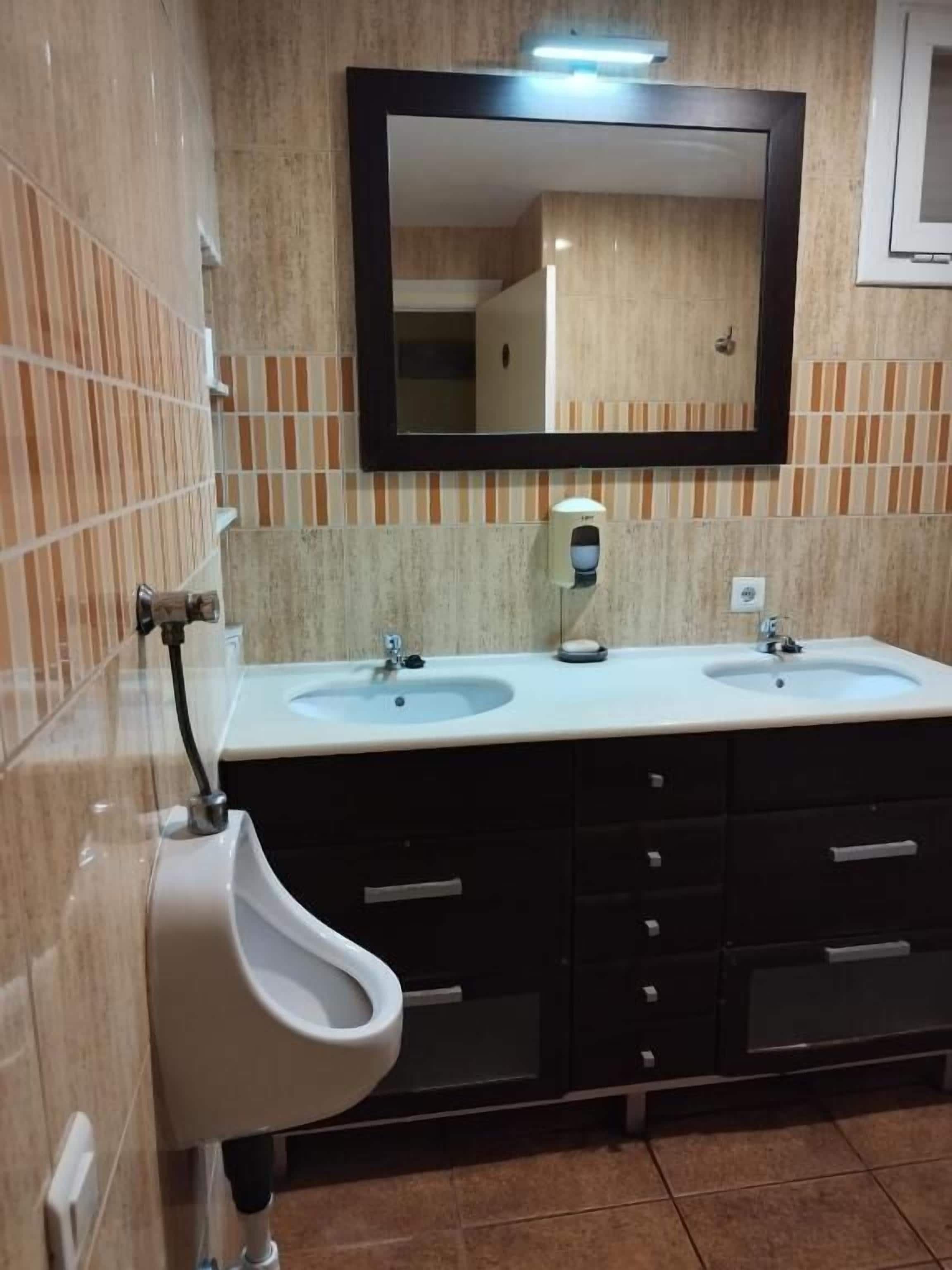 Bañera, jabón, champú y papel higiénico