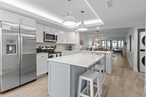 Frigorifero, microonde, forno, piano cottura