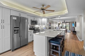 Kjøleskap, mikrobølgeovn, ovn og kokeplater